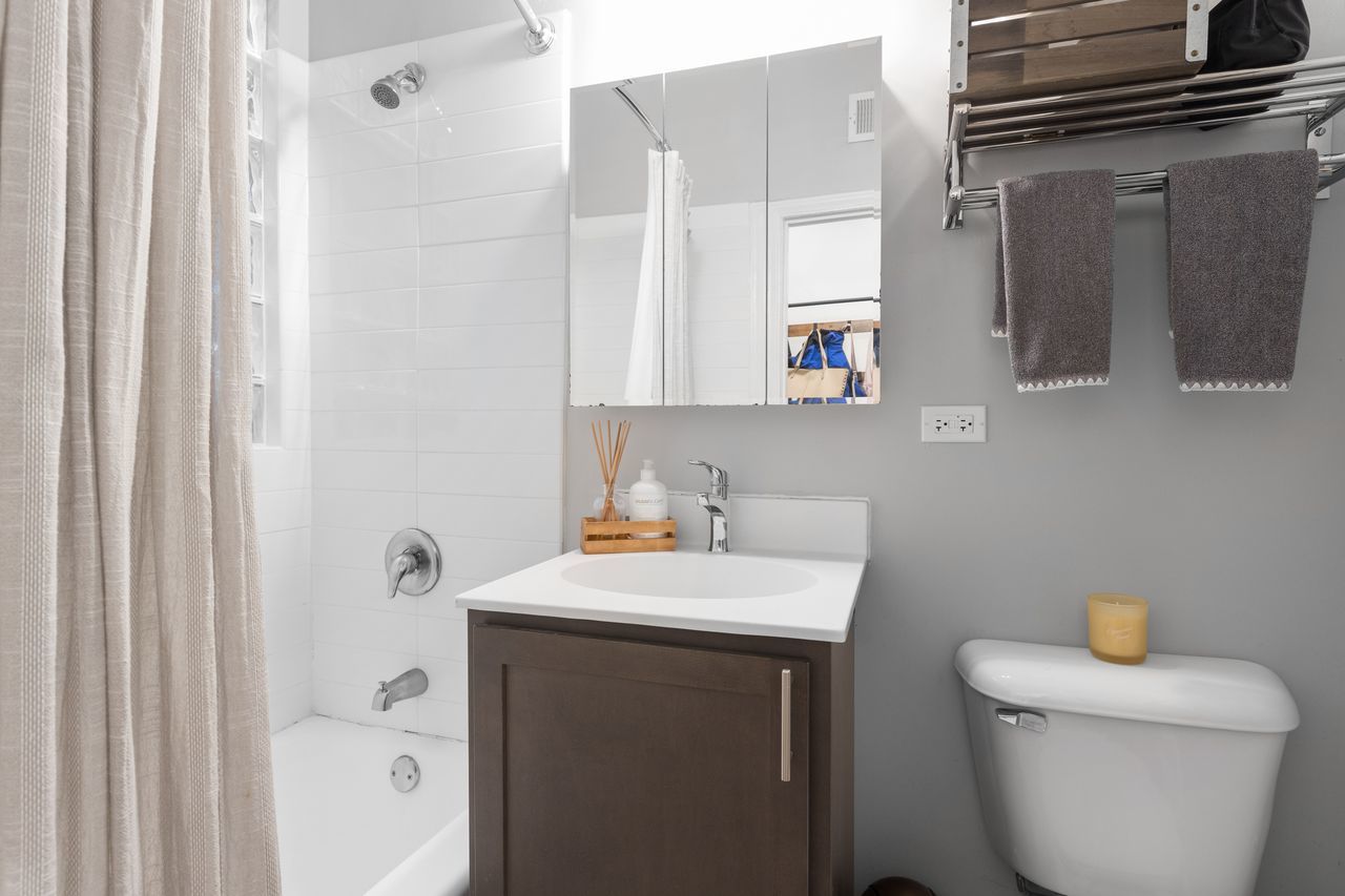 846 West Sheridan Road, Unit 3R Chicago, IL 60613 - Photo 9 of 13
