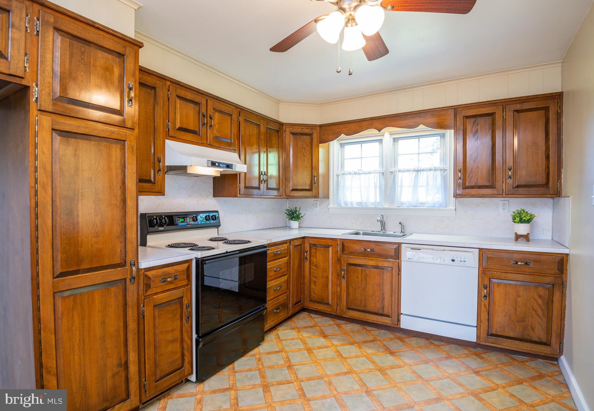 1621 Commonwealth Boulevard Reading, PA 19607 - Photo 10 of 30