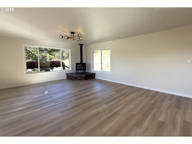 $599,000 | 7978 North Bank Road, Roseburg, OR 97470