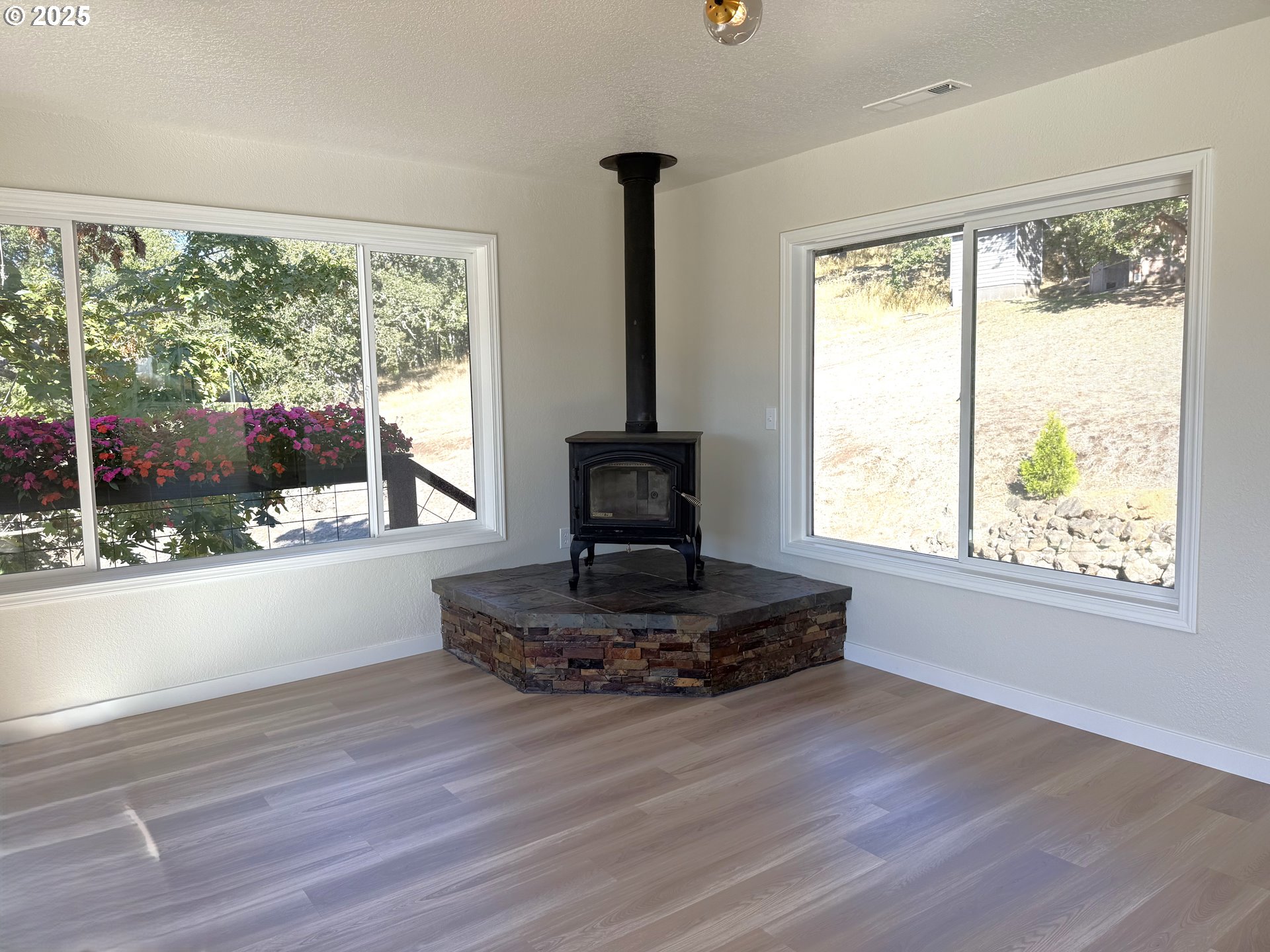 7978 North Bank Road Roseburg, OR 97470 - Photo 18 of 44