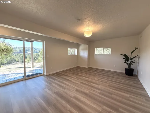 $599,000 | 7978 North Bank Road, Roseburg, OR 97470