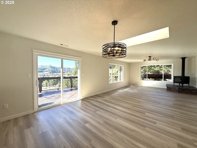 $599,000 | 7978 North Bank Road, Roseburg, OR 97470