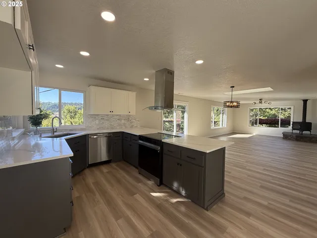 $599,000 | 7978 North Bank Road, Roseburg, OR 97470