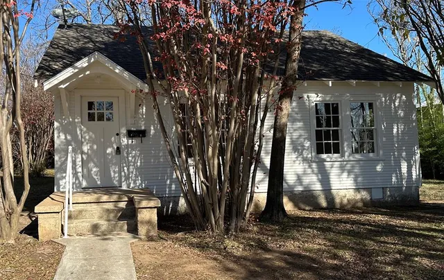 $139,000 | 307 East Grand Avenue, Comanche, TX 76442