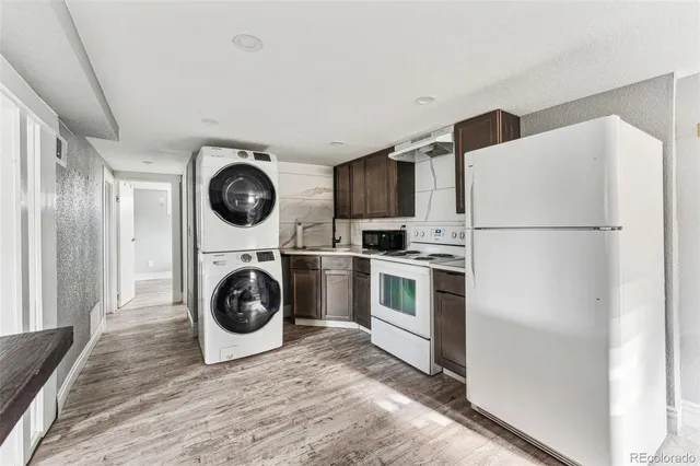 a view of kitchen with washer and dryer