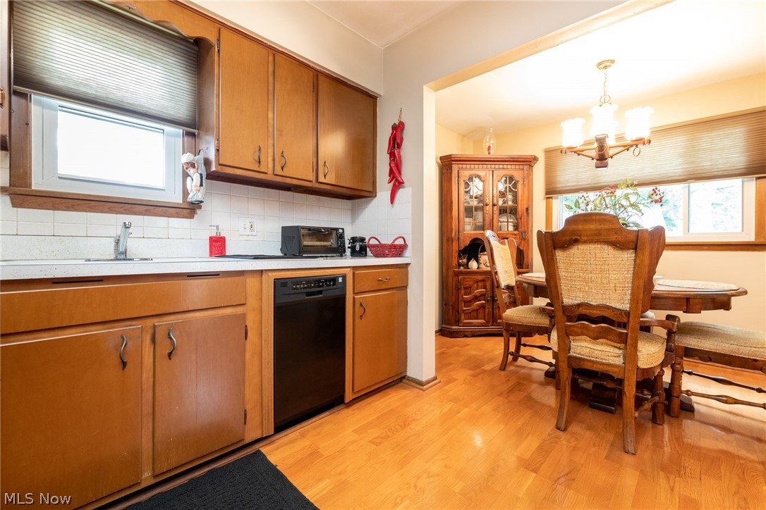 1059 Woodview Road Cleveland, OH 44121 - Photo 8 of 20