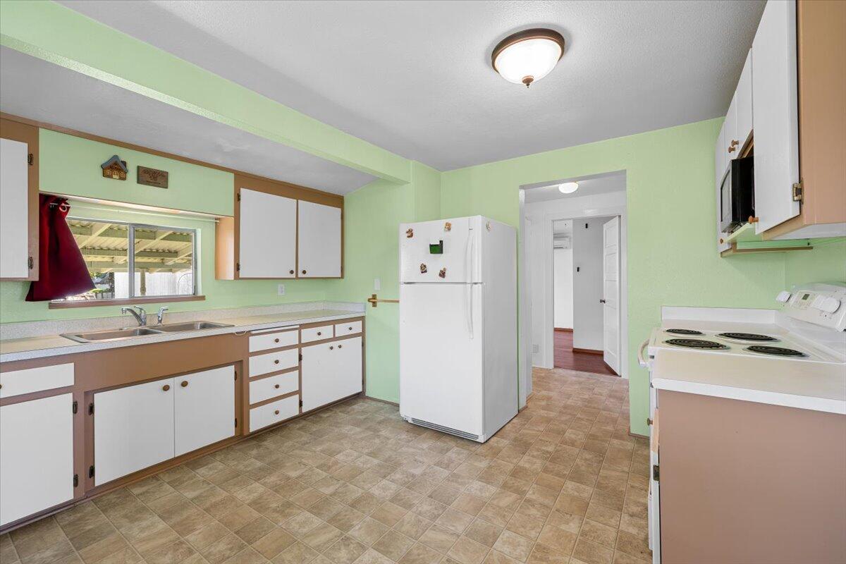 515 Southeast Riverside Avenue Grants Pass, OR 97526 - Photo 8 of 22 08-CI_8084