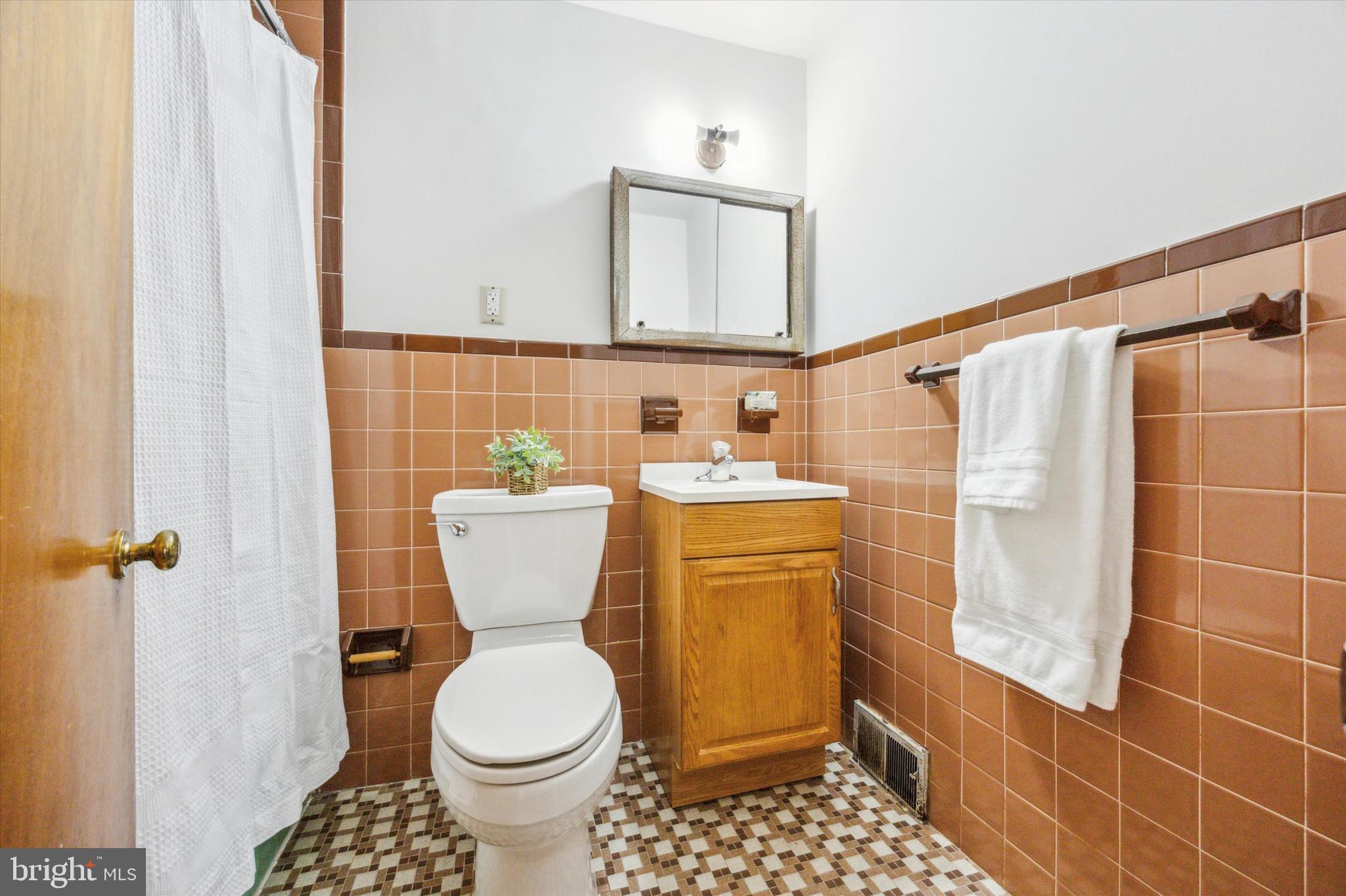 233 South Pennell Road Media, PA 19063 - Photo 21 of 34 Full Hall Bathroom