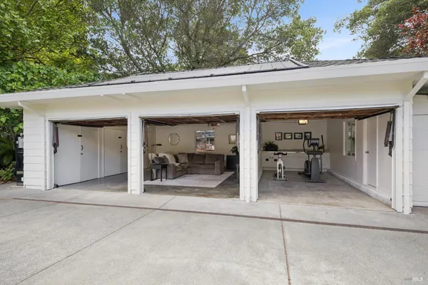 a view of entryway with livingroom