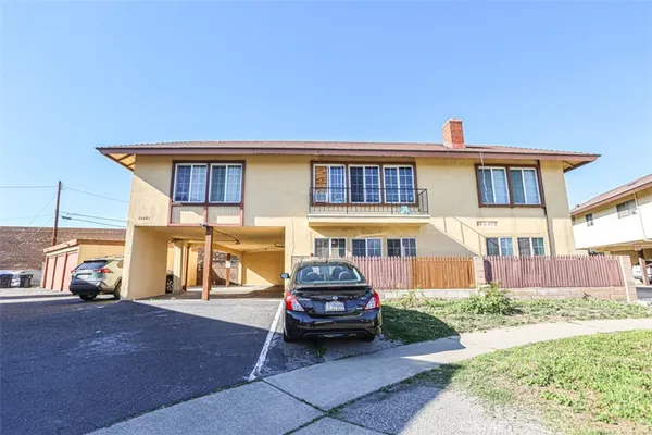 a view of a house with a yard