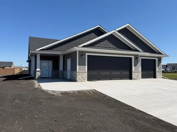 $699,900 | 3165 66th Avenue South, Fargo, ND 58104
