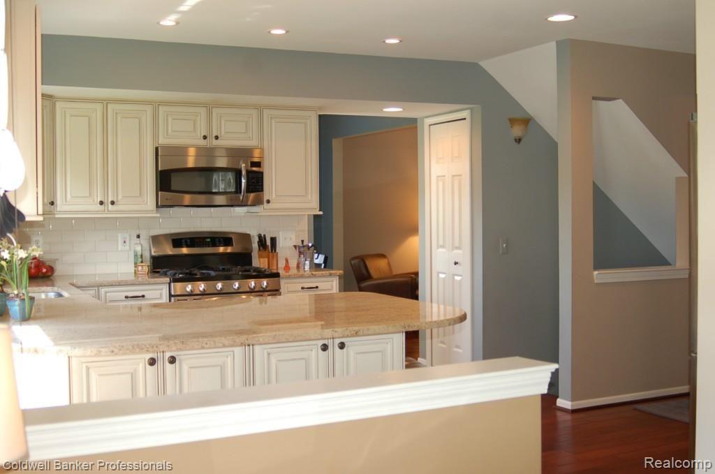 1010 Pointe Pl Boulevard Rochester, MI 48307 - Photo 16 of 33 040.jpg