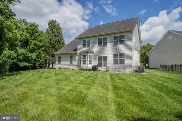 a view of a house with backyard and garden