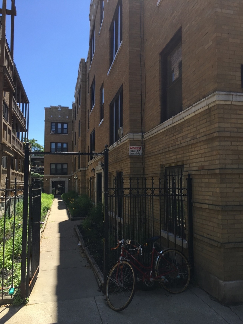 839 West Cornelia Avenue, Unit 3N Chicago, IL 60657 - Photo 1 of 7 a city view with tall buildings