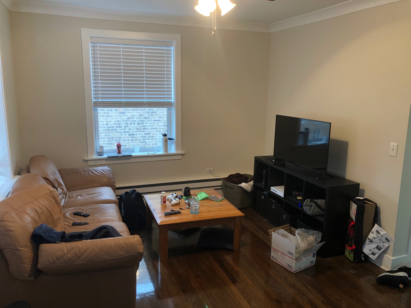 839 West Cornelia Avenue, Unit 3N Chicago, IL 60657 - Photo 3 of 7 a living room with furniture and a flat screen tv