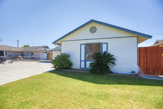 a front view of house with yard and garage