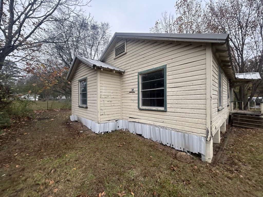103 East 19th Street Hooks, TX 75561 - Photo 2 of 9 a view of a house with a yard