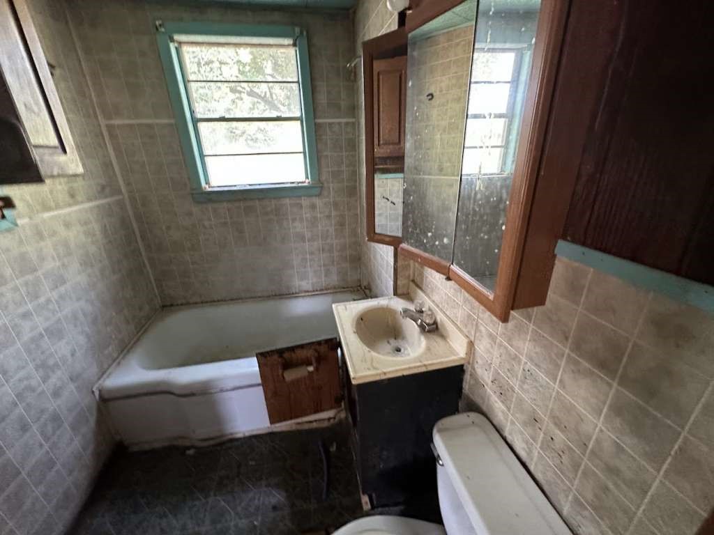 103 East 19th Street Hooks, TX 75561 - Photo 8 of 9 a bathroom with a sink toilet and tub