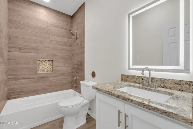 en empty room with windows and ceiling fan