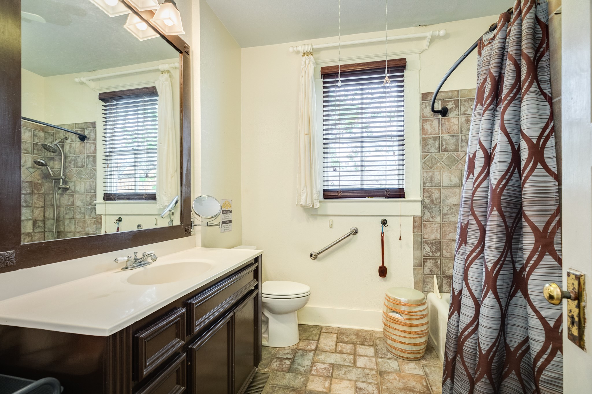 3727 Avenue R Galveston, TX 77550 - Photo 25 of 48 Unit 1 bathroom 2.