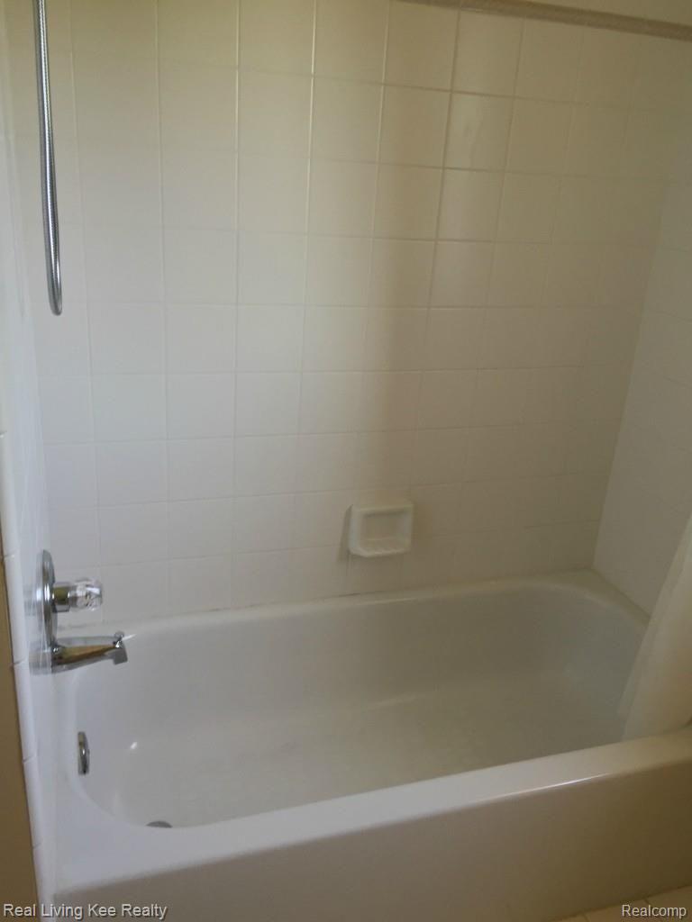 1403 Tulberry Circle Rochester, MI 48306 - Photo 27 of 64 2015-05-22 16.42
