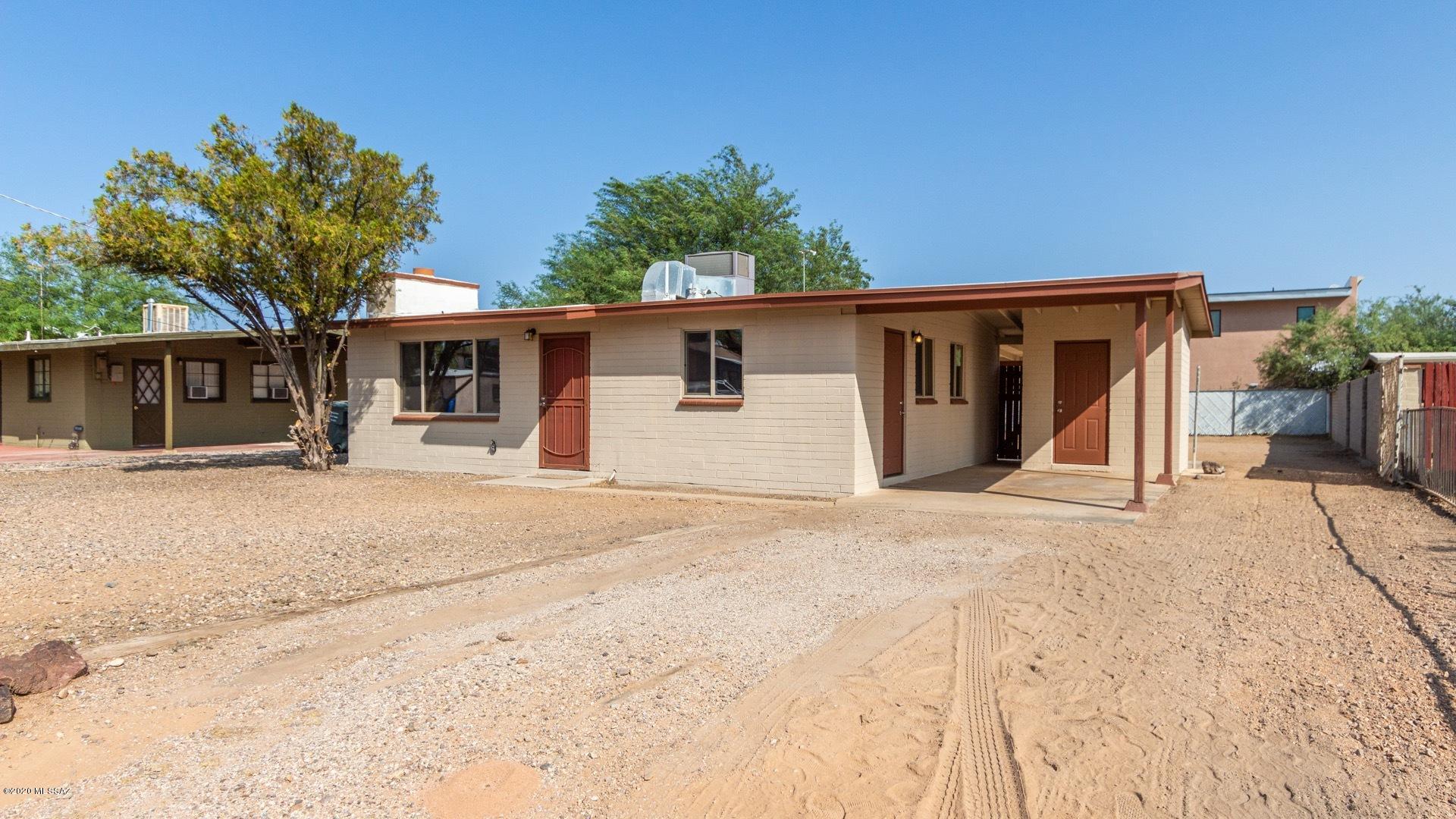 1043 East Navajo Road Tucson, AZ 85719 - Photo 2 of 25 a front view of a house with a yard and garage