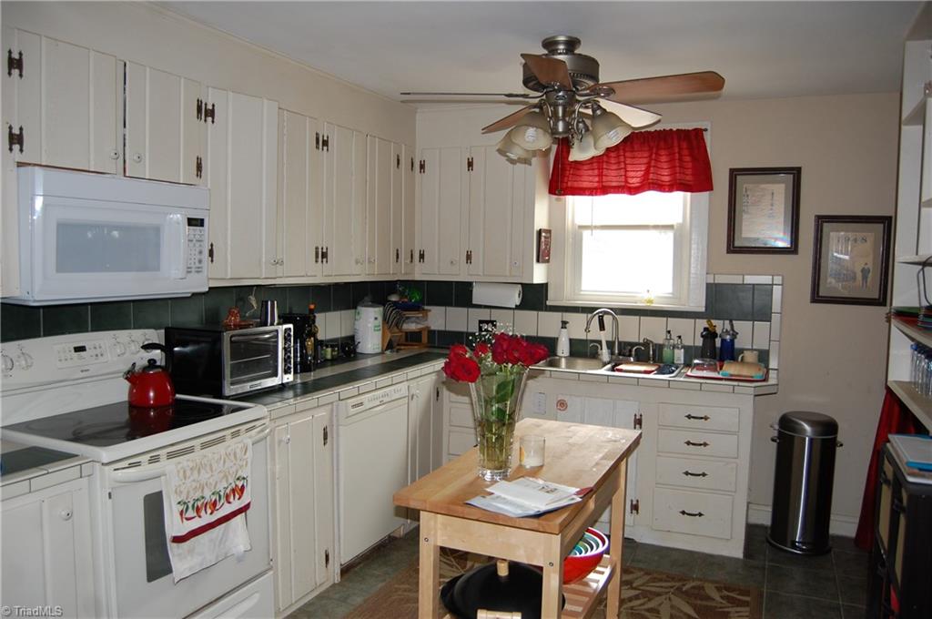 2121 Elgin Road Winston-Salem, NC 27103 - Photo 4 of 23 Kitchen- microwave is brand new