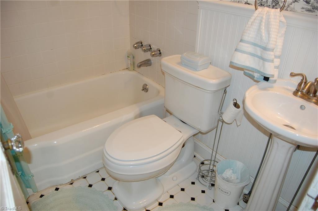 2121 Elgin Road Winston-Salem, NC 27103 - Photo 9 of 23 Main floor bath