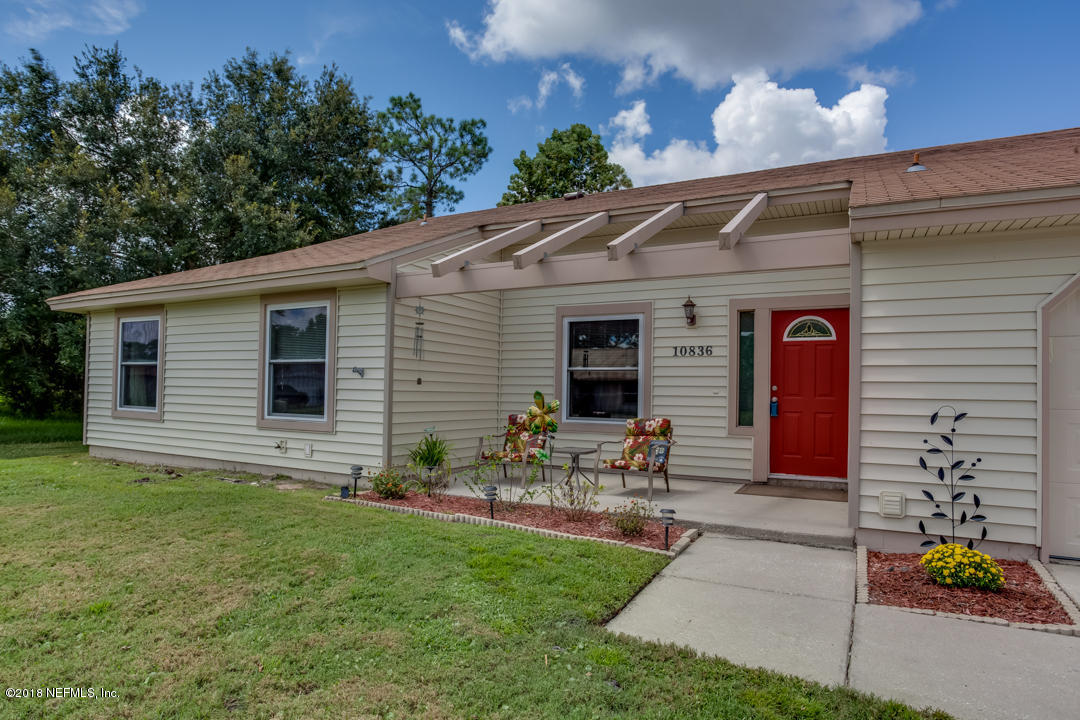 10836 Reading Road Jacksonville, FL 32257 - Photo 3 of 32 a front view of house with outdoor seating and yard