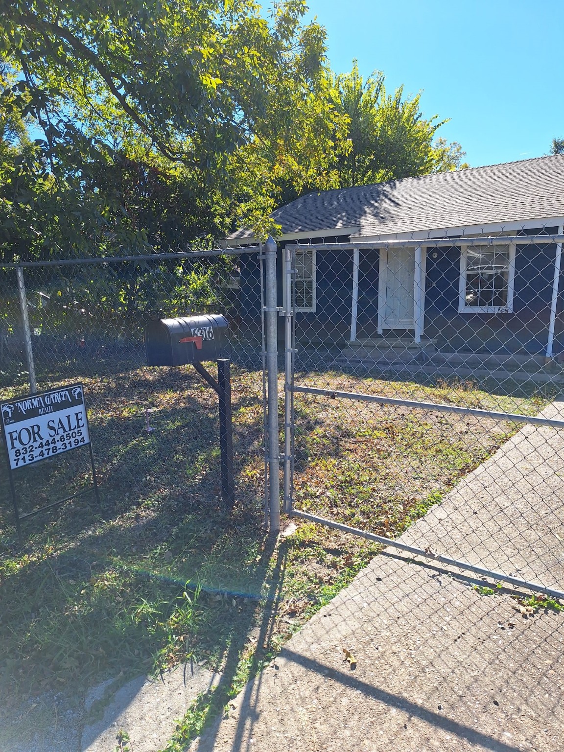 6316 Longview Street Houston, TX 77020 - Photo 6 of 6 a front view of a house with garden