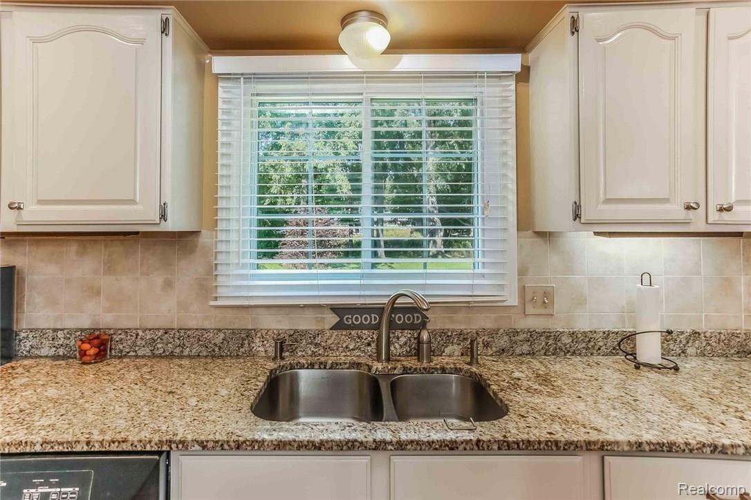 452 Lake Forest Road Rochester, MI 48309 - Photo 20 of 54 019-Kitchen-3078367-medium.jpg