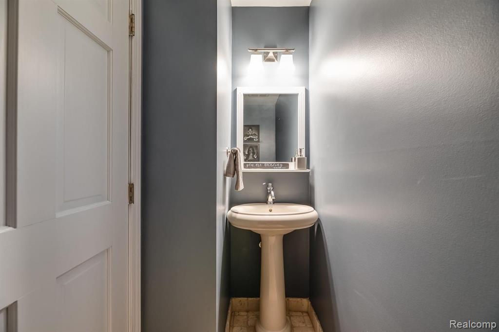 518 Barrington Road Grosse Pointe, MI 48230 - Photo 10 of 64
