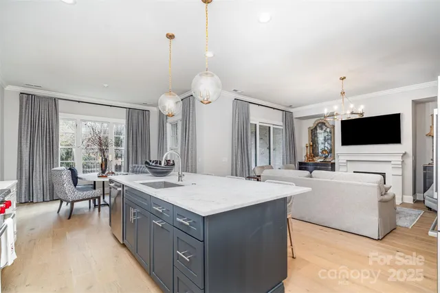 a large kitchen with kitchen island a large island in it