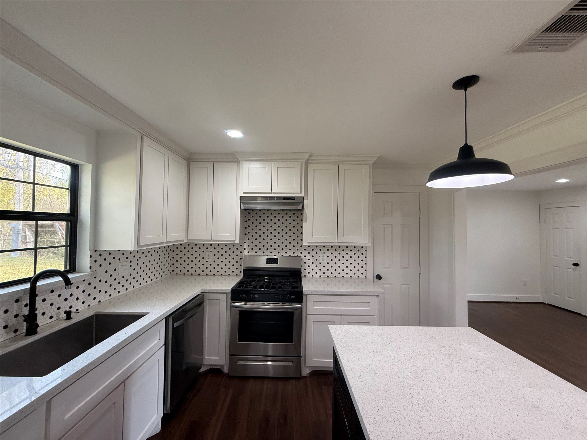 241 Norview Drive Houston, TX 77022 - Photo 7 of 18