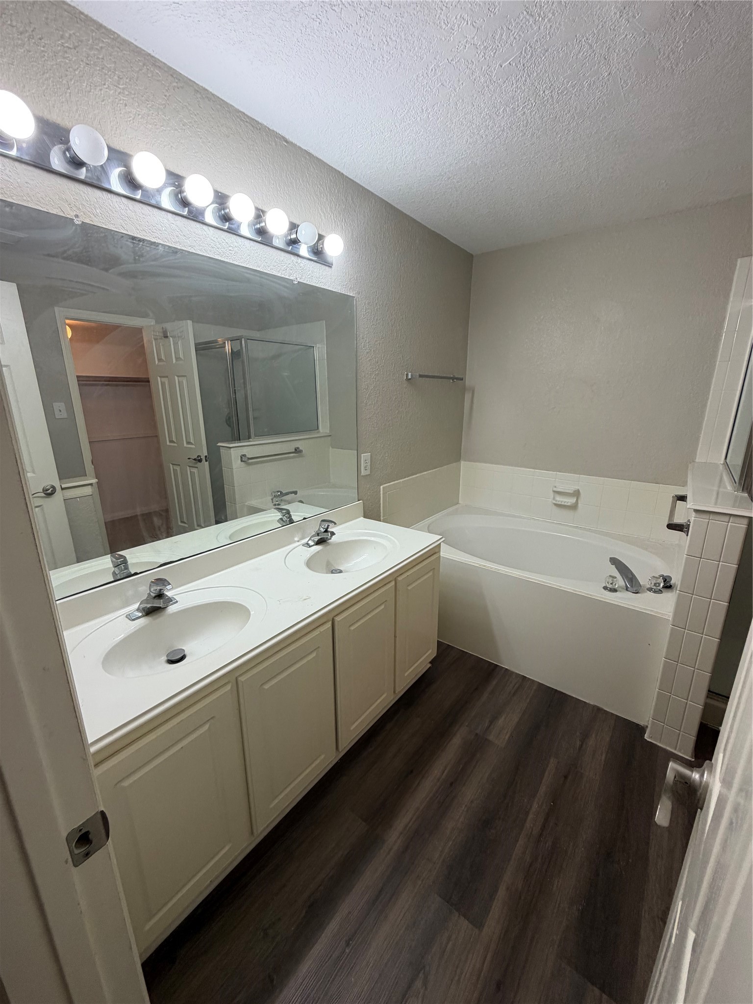 3219 Watercliff Court Spring, TX 77388 - Photo 13 of 21 a bathroom with a sink a large mirror and a bathtub