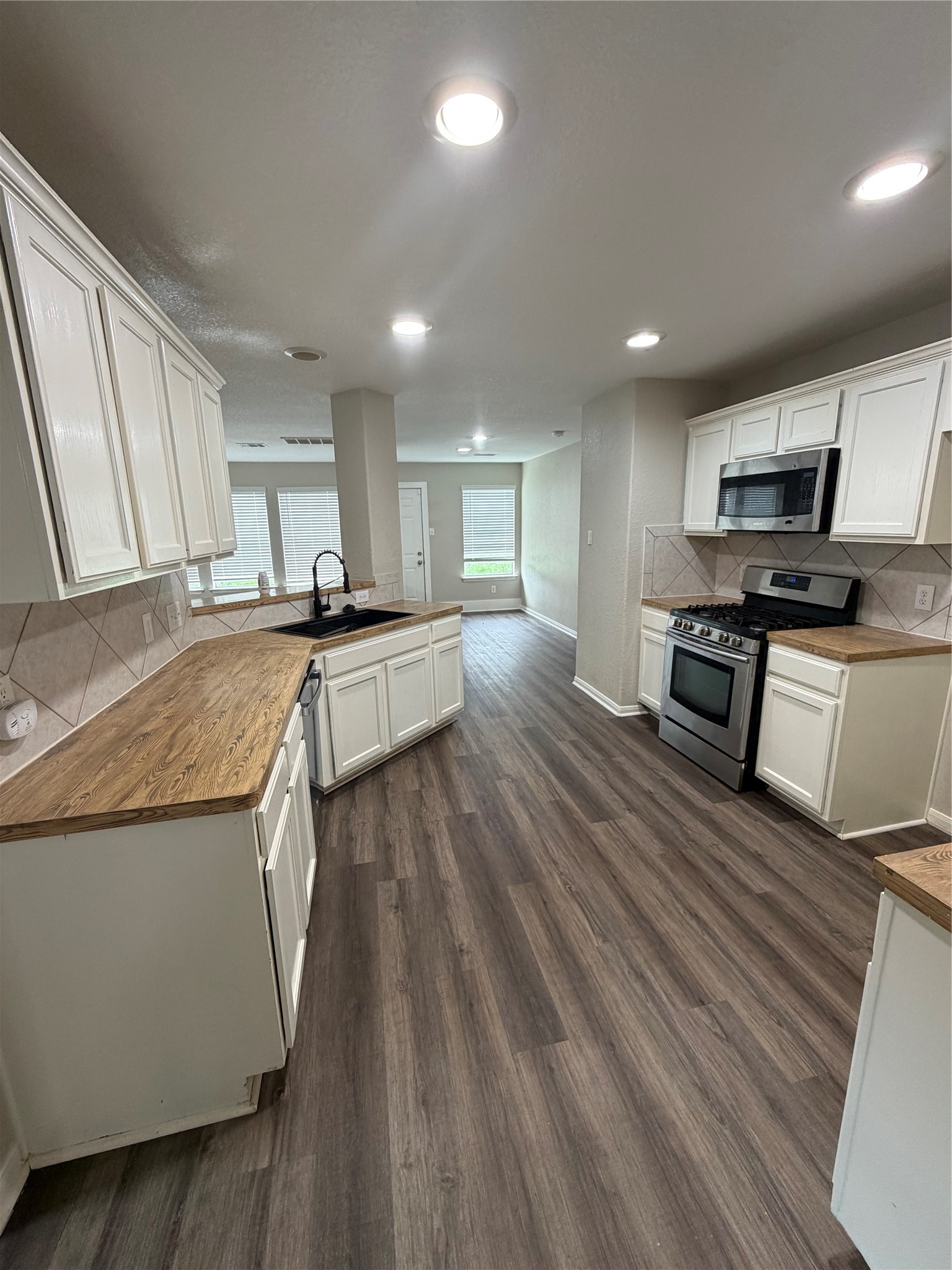 3219 Watercliff Court Spring, TX 77388 - Photo 7 of 21 a kitchen with granite countertop a sink stove and refrigerator