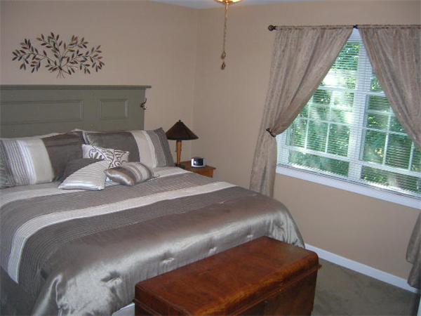 262 Littleton Road, Unit 3 Chelmsford, MA 01824 - Photo 8 of 14 a bedroom with a bed and a window