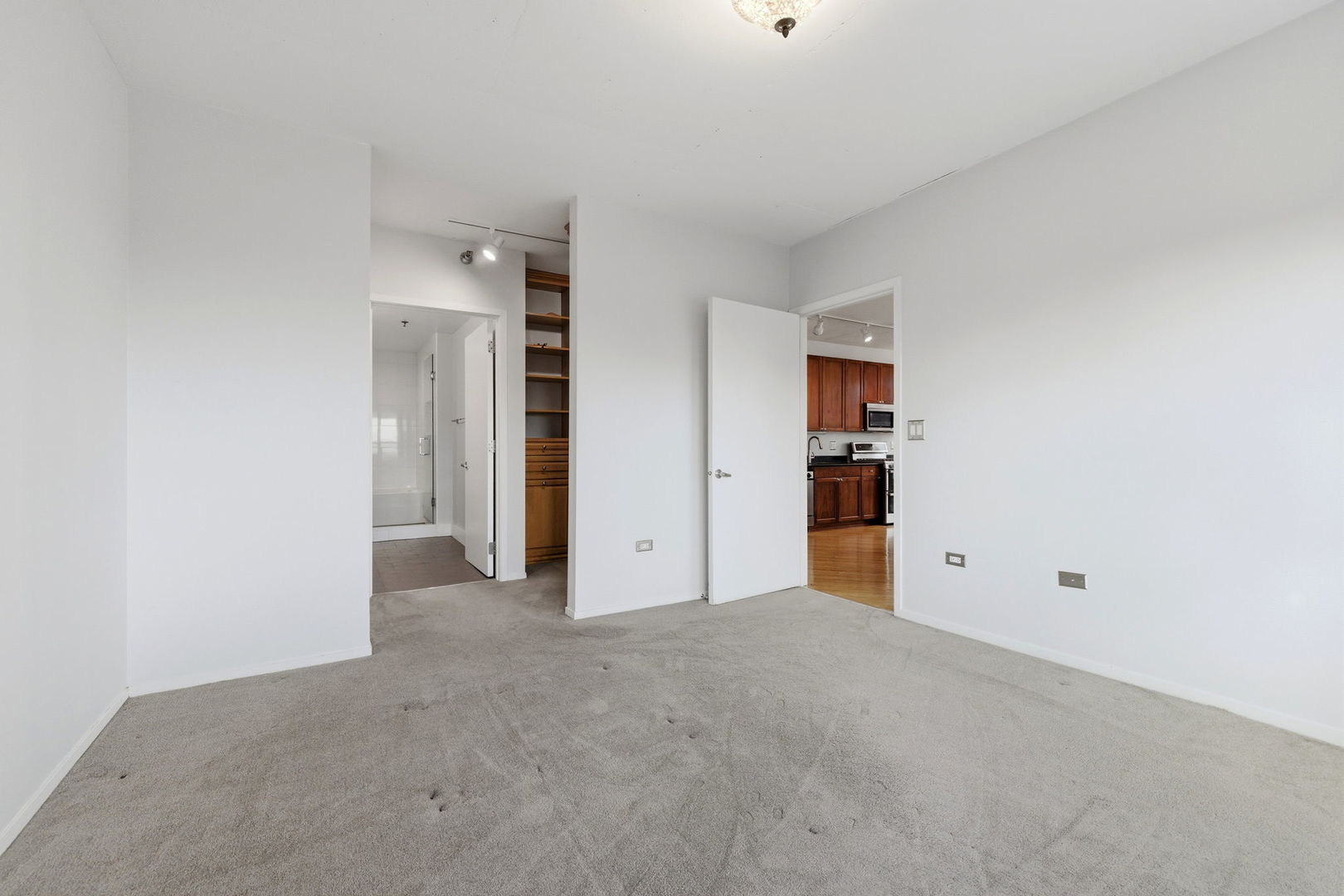 701 South Wells Street, Unit 2801 Chicago, IL 60607 - Photo 16 of 32 a view of an empty room with an entryway