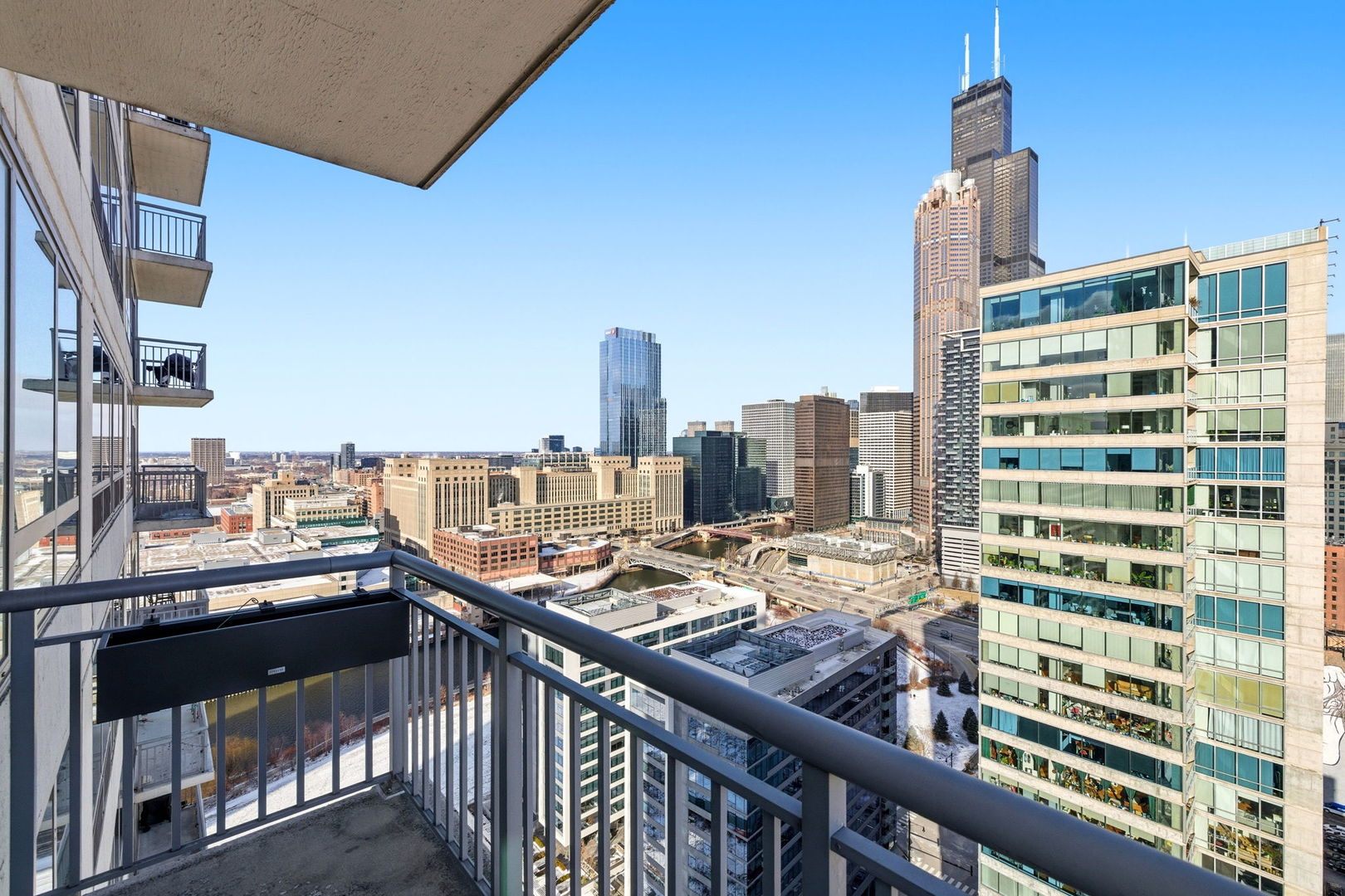 701 South Wells Street, Unit 2801 Chicago, IL 60607 - Photo 23 of 32 a view of a balcony with city view