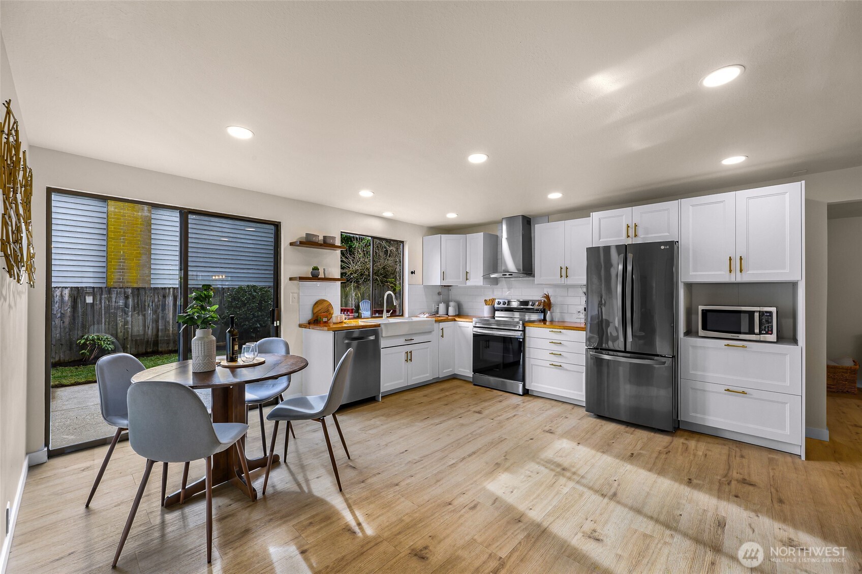 12943 Southeast 68th Street Bellevue, WA 98006 - Photo 13 of 38