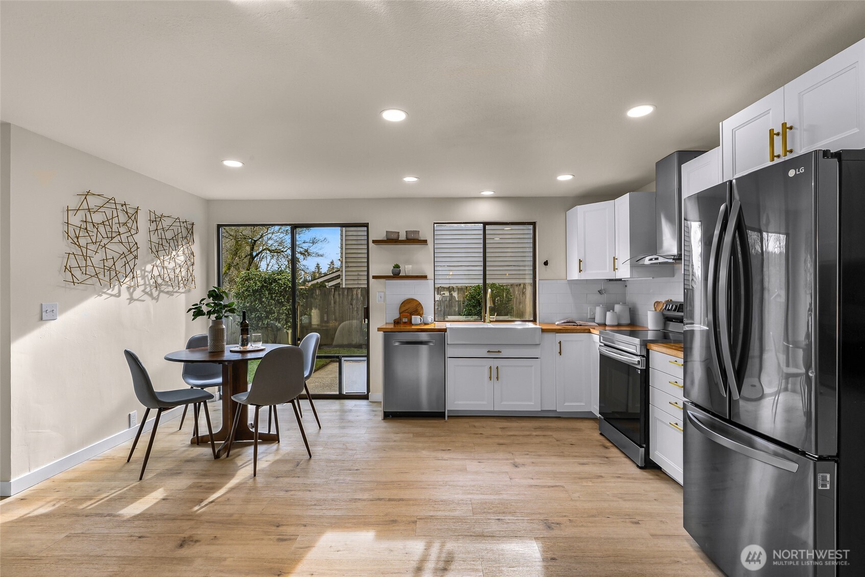 12943 Southeast 68th Street Bellevue, WA 98006 - Photo 14 of 38