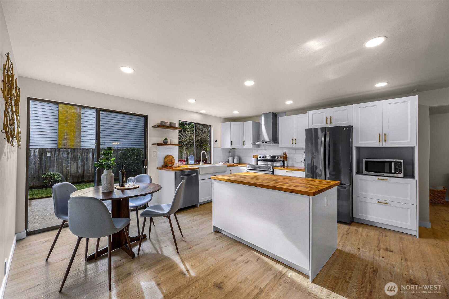 12943 Southeast 68th Street Bellevue, WA 98006 - Photo 15 of 38