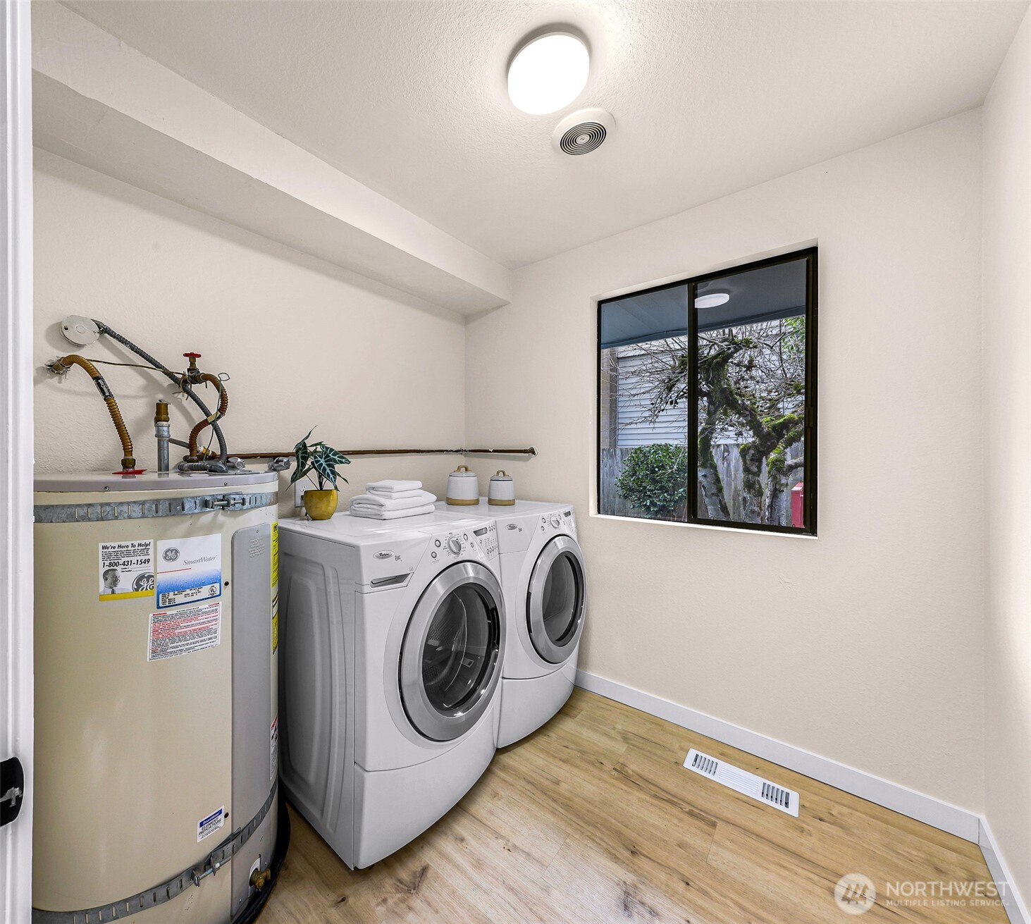 12943 Southeast 68th Street Bellevue, WA 98006 - Photo 20 of 38