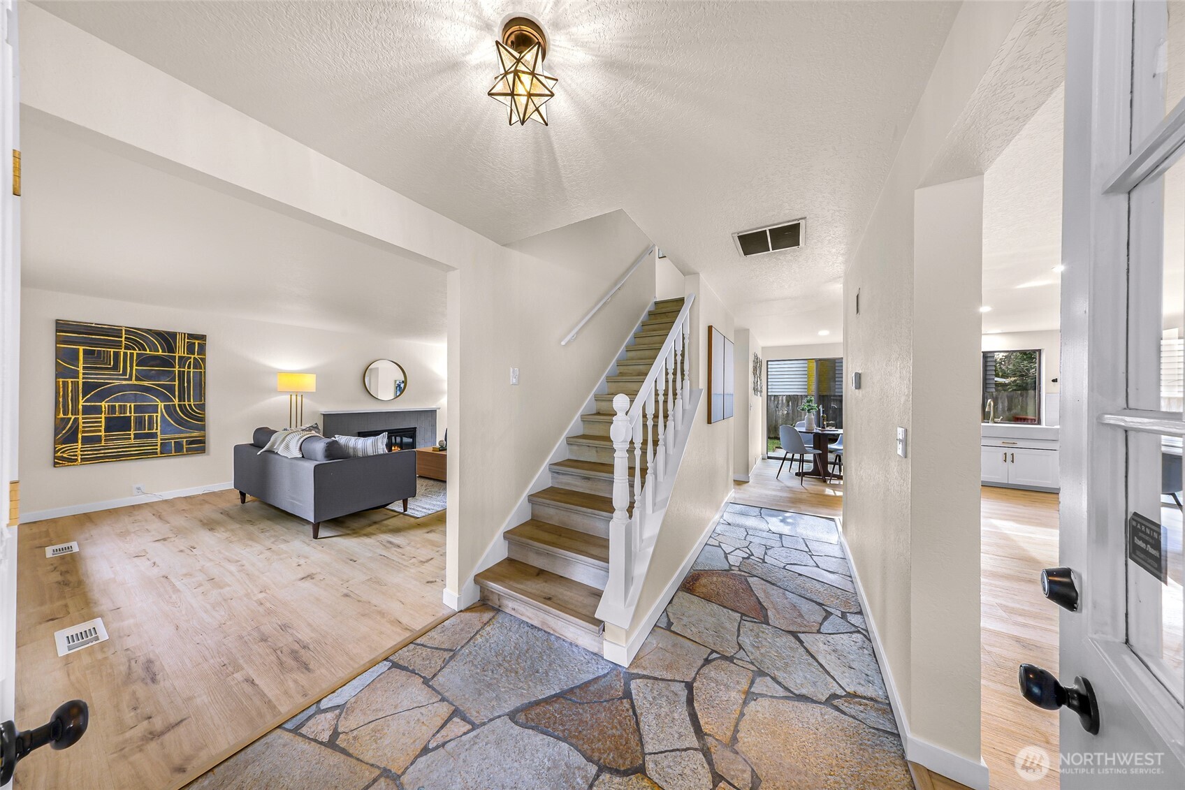 12943 Southeast 68th Street Bellevue, WA 98006 - Photo 4 of 38