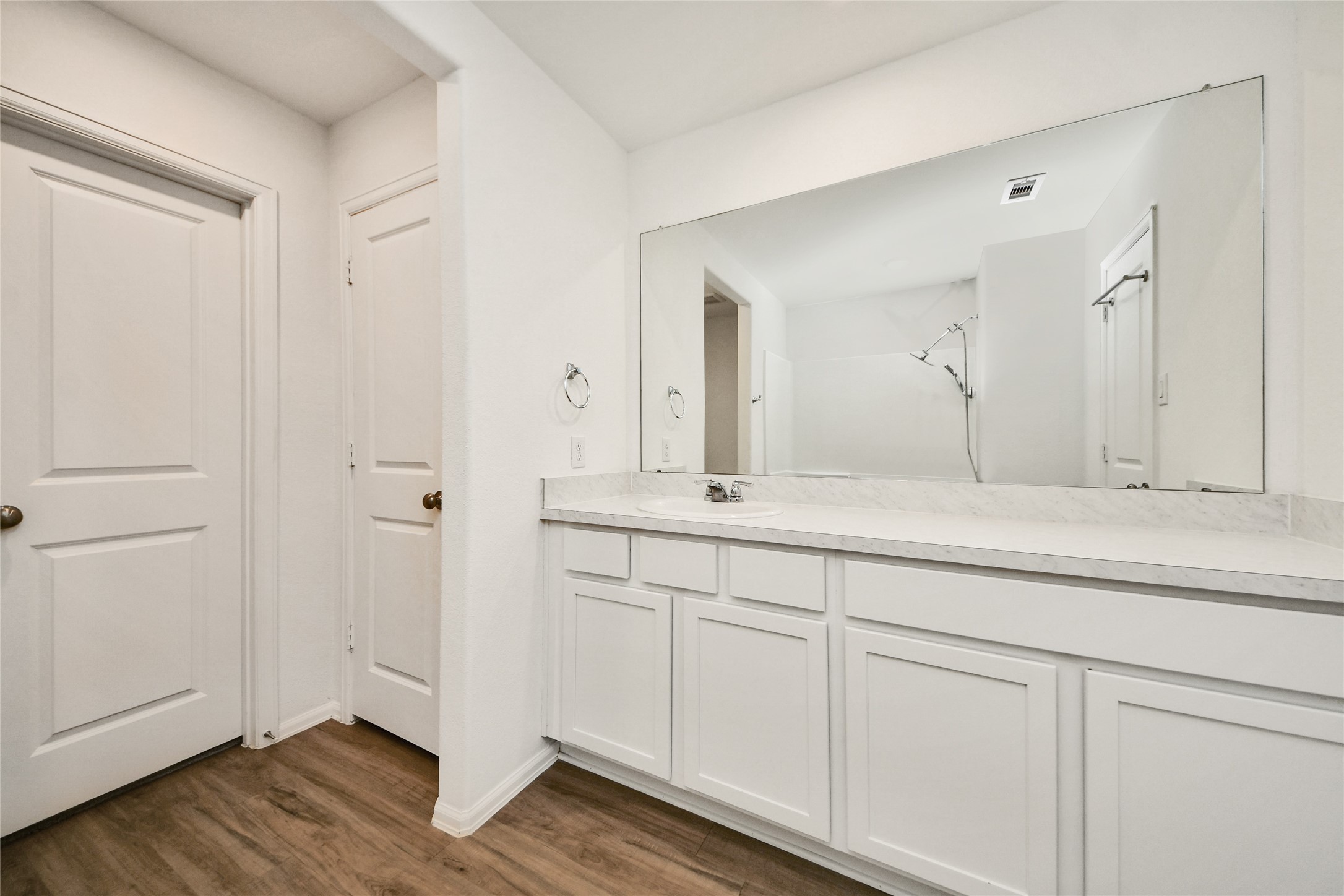 5011 Stratton Lane Rosharon, TX 77583 - Photo 20 of 38 Clean and well-kept primary bathroom designed for everyday comfort.