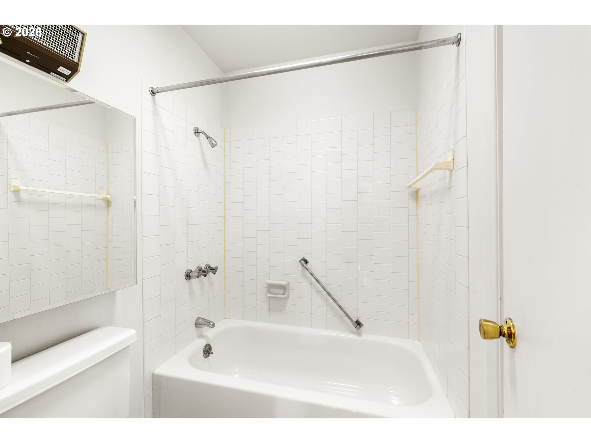 950 Evergreen Road, Unit 110 Woodburn, OR 97071 - Photo 14 of 38 Attached Bathroom #1