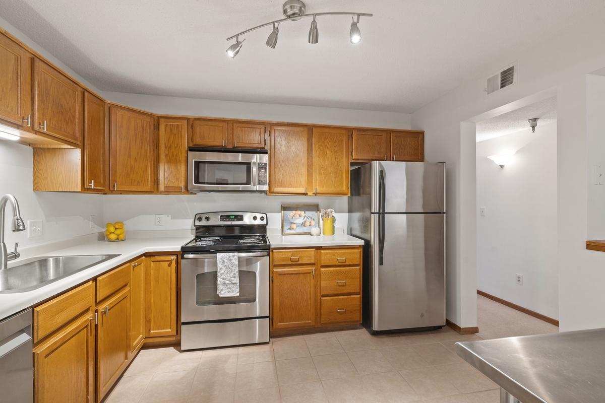 6085 Rowland Road, Unit 312 Minnetonka, MN 55343 - Photo 7 of 23