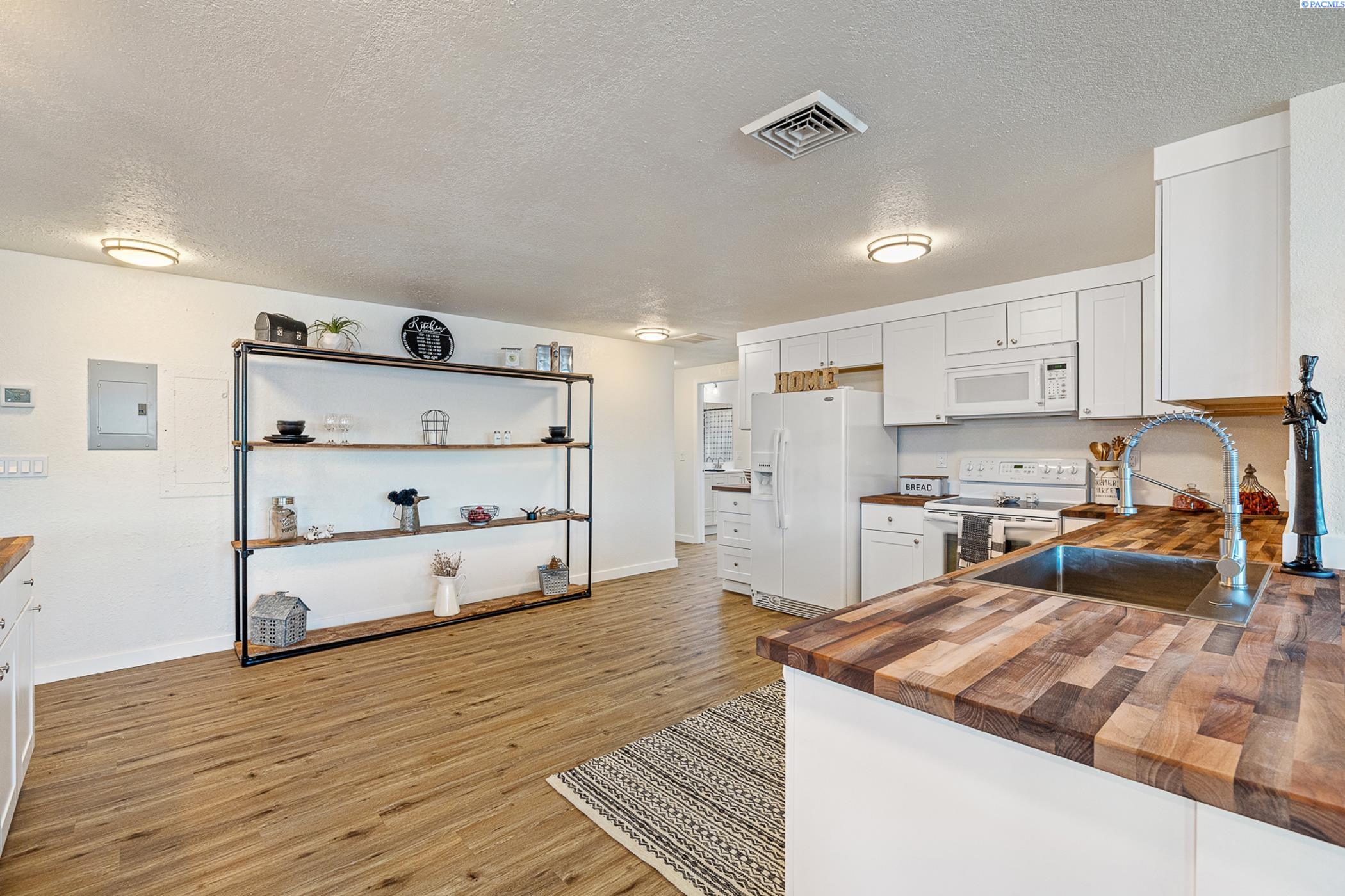104105 East Badger Road Kennewick, WA 99338 - Photo 10 of 45 Gallery Image 10