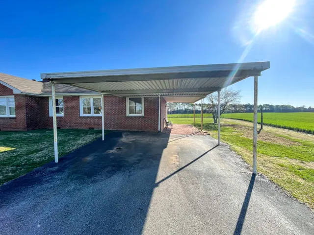 a view of a house with backyard