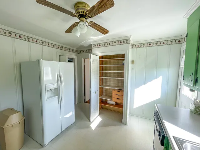 a view of a livingroom with furniture and a ceiling fan